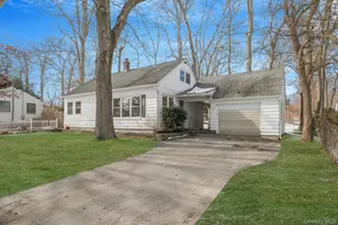 22 Overbrook St, Riverhead, NY 11901 - Photo 3