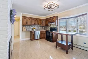 68 Summer Ln, Hicksville, NY 11801 - Photo 3