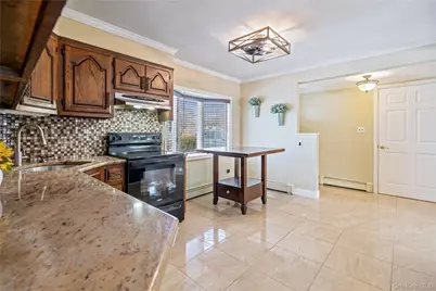 68 Summer Lane, Hicksville, NY 11801 - Photo 5