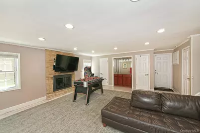 2 Cherrywood Lane, Port Washington, NY 11050 - Photo 11