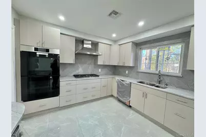 32 A Berkshire Road, Great Neck, NY 11023 - Photo 11