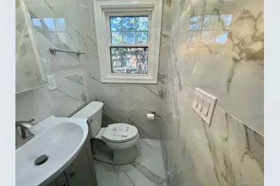 32 A Berkshire Road, Great Neck, NY 11023 - Photo 17