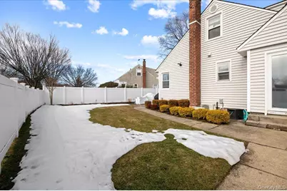 152 Manor Street, Plainview, NY 11803 - Photo 17