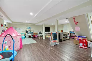 152 Manor St, Plainview, NY 11803 - Photo 15