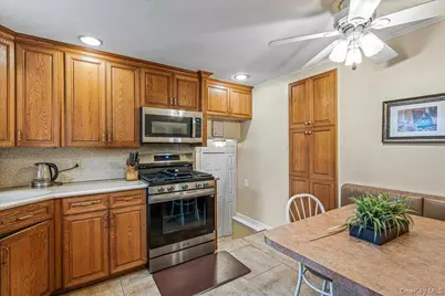 17 Whitehall Lane, New Hyde Park, NY 11040 - Photo 7