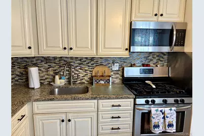 9 Willow Ct #9, Selden, NY 11784 - Photo 5