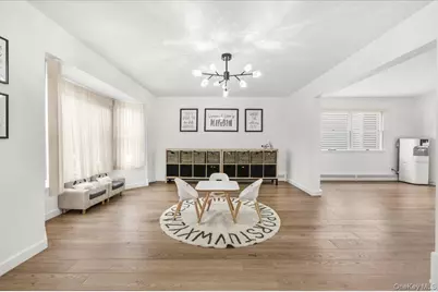 1662 Park Avenue, New Hyde Park, NY 11040 - Photo 7