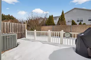 32 Stratford Green, Farmingdale, NY 11735 - Photo 35