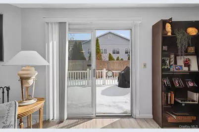 32 Stratford Green, Farmingdale, NY 11735 - Photo 17