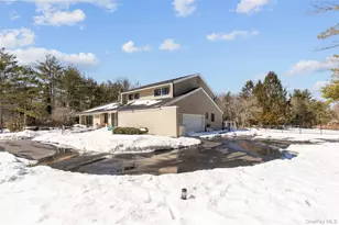 45 Carriage Ct, Muttontown, NY 11791 - Photo 3