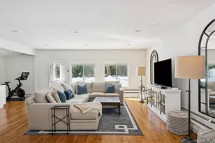 4 Stuart Ct, Hampton Bays, NY 11946 - Photo 9