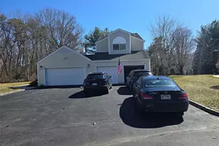 142 Farm House Ct, Manorville, NY 11949 - Photo 5