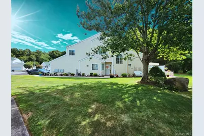 142 Farm House Court, Manorville, NY 11949 - Photo 3