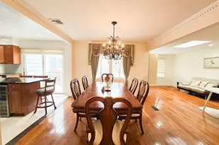 64 Middle Neck Rd, Roslyn, NY 11576 - Photo 11