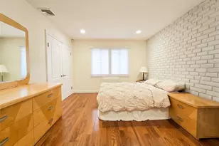 64 Middle Neck Rd, Roslyn, NY 11576 - Photo 15