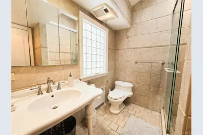 64 Middleneck Road, Roslyn, NY 11576 - Photo 17