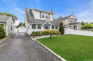 77 Rollstone Ave, West Sayville, NY 11796 - Photo 3