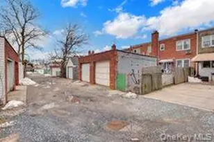 84-15 259th St, Floral Park, NY 11001 - Photo 17