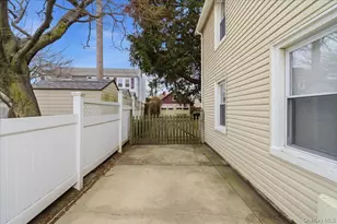 2097 Washington Ave, Seaford, NY 11783 - Photo 23