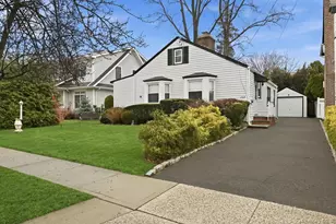 163 Elm St, Roslyn Heights, NY 11577 - Photo 3