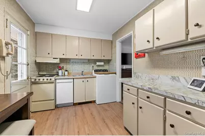 22 Greenway Circle, Syosset, NY 11791 - Photo 13