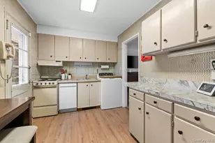 22 Greenway Circle, Syosset, NY 11791 - Photo 13