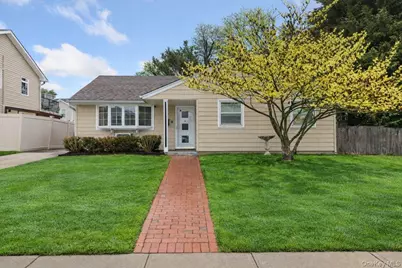 22 Greenway Circle, Syosset, NY 11791 - Photo 3