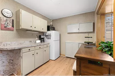 22 Greenway Circle, Syosset, NY 11791 - Photo 11