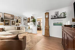 22 Greenway Circle, Syosset, NY 11791 - Photo 5