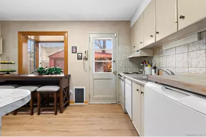 22 Greenway Circle, Syosset, NY 11791 - Photo 9