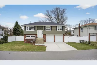 41 N Kings Avenue, Lindenhurst, NY 11757 - Photo 1