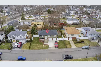 41 N Kings Avenue, Lindenhurst, NY 11757 - Photo 17