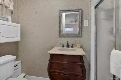 41 N Kings Avenue, Lindenhurst, NY 11757 - Photo 15