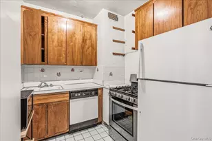 305 E 40th St, New York, NY 10016 - Photo 13