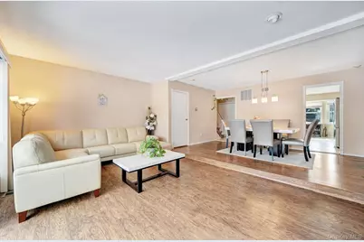 11 Manors Drive, Jericho, NY 11753 - Photo 15