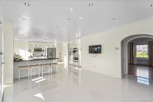 13 Arbor Pl, Glen Cove, NY 11542 - Photo 11