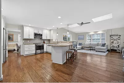 4 Colonial Court, Bay Shore, NY 11706 - Photo 9