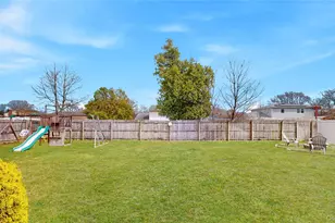 15 Lisa Dr, Deer Park, NY 11729 - Photo 21