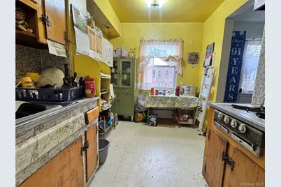 946 E 215th Street, Bronx, NY 10469 - Photo 3