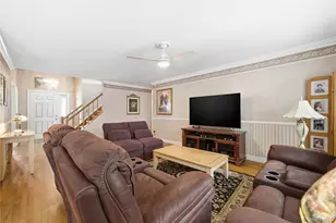 8 Lucy Ct, Patchogue, NY 11772 - Photo 9