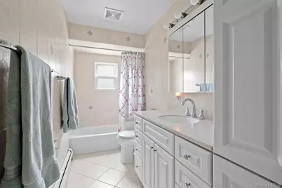 830 N Broome Avenue, Lindenhurst, NY 11757 - Photo 11