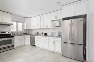 200 Melbourne Rd, Great Neck, NY 11021 - Photo 7