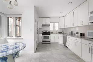 200 Melbourne Rd, Great Neck, NY 11021 - Photo 3