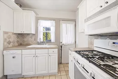 490 Carol Place, Pelham, NY 10803 - Photo 23