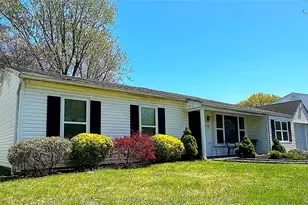 93 Burleigh Dr, Holbrook, NY 11741 - Photo 3