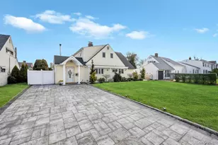 54 Abbot Ln, Hicksville, NY 11801 - Photo 5