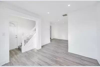 297 E Columbia Street, Hempstead, NY 11550 - Photo 9