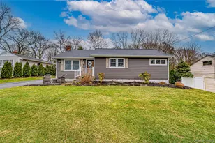 19 Fairview Pl, Hauppauge, NY 11788 - Photo 5