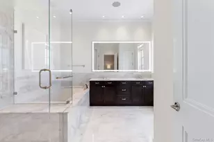 6000 Royal Ct, North Hills, NY 11040 - Photo 23