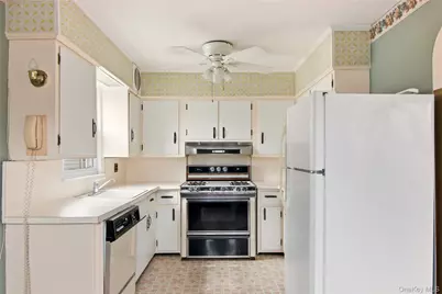 15 Geranium Avenue, Floral Park, NY 11001 - Photo 11